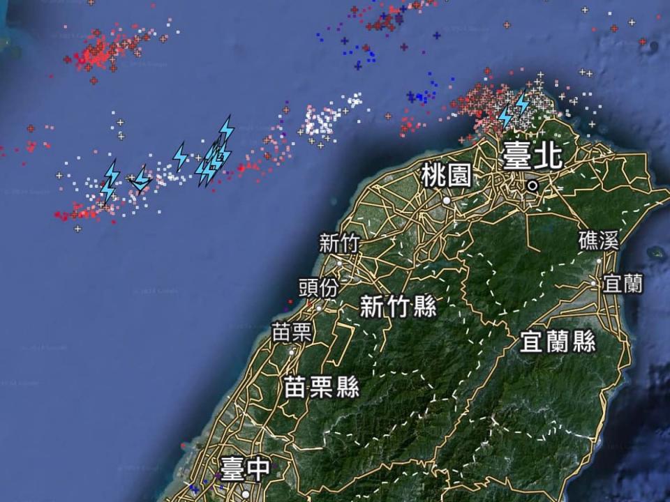 地震後天空狂閃有異象？氣象專家回應了。（圖：臉書）