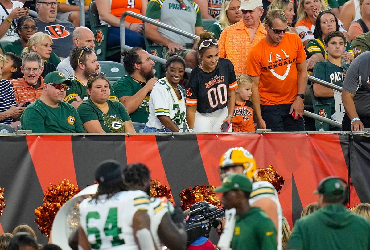 Simone Biles bids tearful goodbye as husband Jonathan Owens departs post  Packers win vs Bears