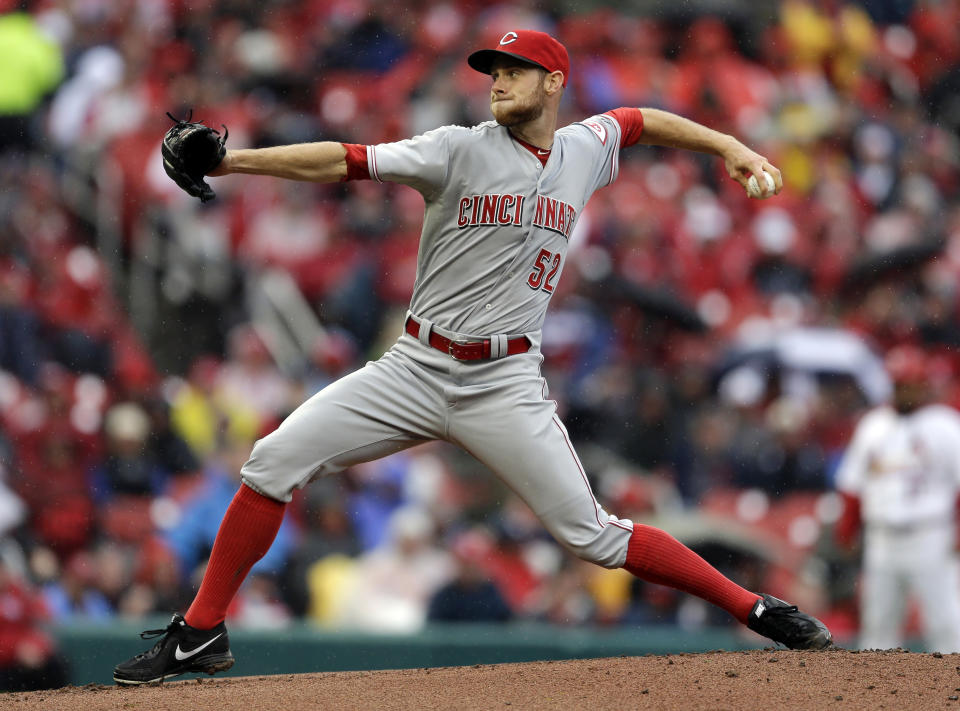 Cincinnati Reds starting pitcher Tony Cingrani throws during the first inning of a baseball game against the St. Louis Cardinals, Monday, April 7, 2014, in St. Louis. (AP Photo/Jeff Roberson)