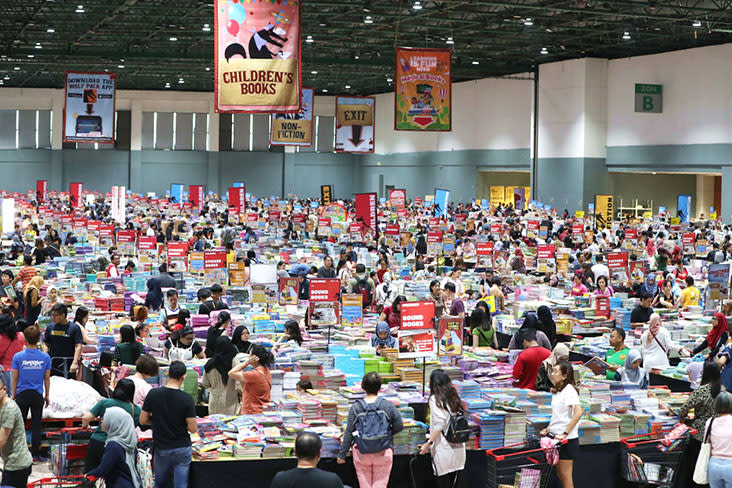 Frenzied browsing at the annual Big Bad Wolf Books — Pictures courtesy of Big Bad Wolf Books
