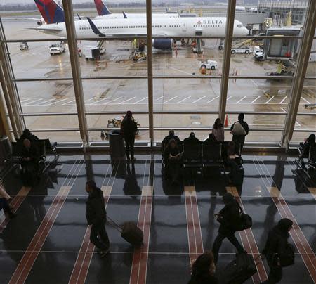 Thanksgiving Eve travelers walk down the Reagan National Airport main concourse in Washington November 27, 2013. REUTERS/Gary Cameron