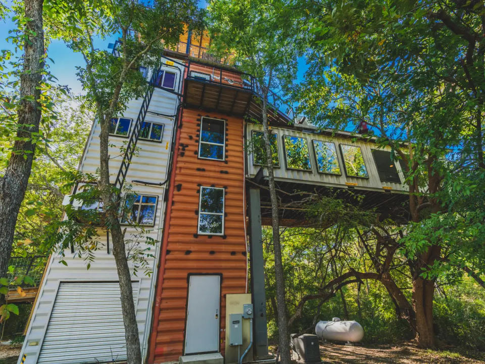 Das Schiffscontainer-Baumhaus hat eine freitragende Konstruktion. - Copyright: Steve Taylor/Highpoint Treehouses