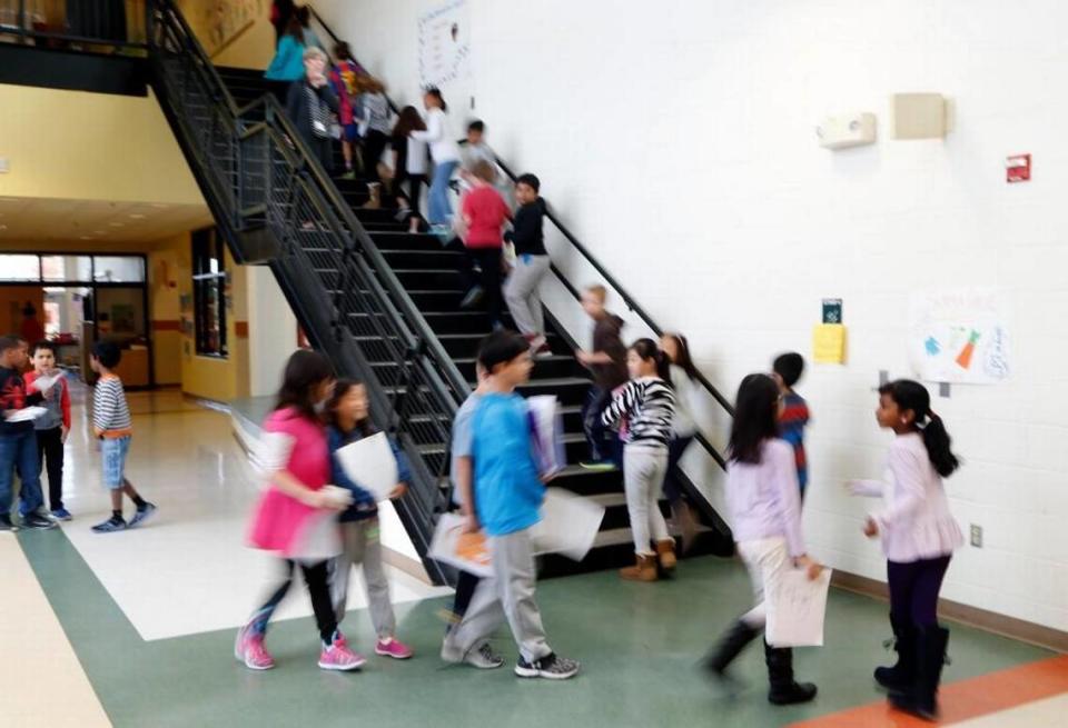 Students move between classes at Mills Park Elementary in Cary in this 2016 file photo. After eight years, Wake County school administrators are now recommending lifting the school’s enrollment cap.