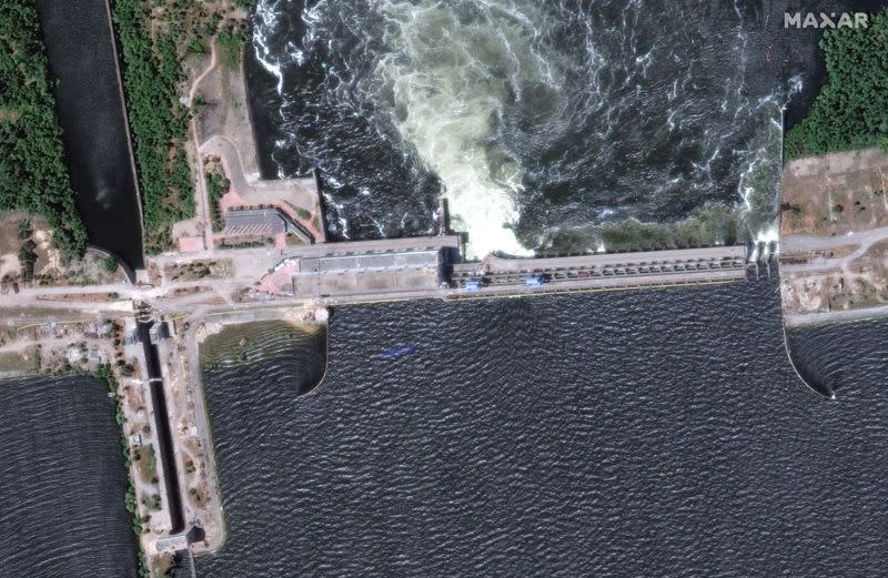 Una imagen de satélite muestra un primer plano de la presa e instalación hidroeléctrica de Nova Kajovka