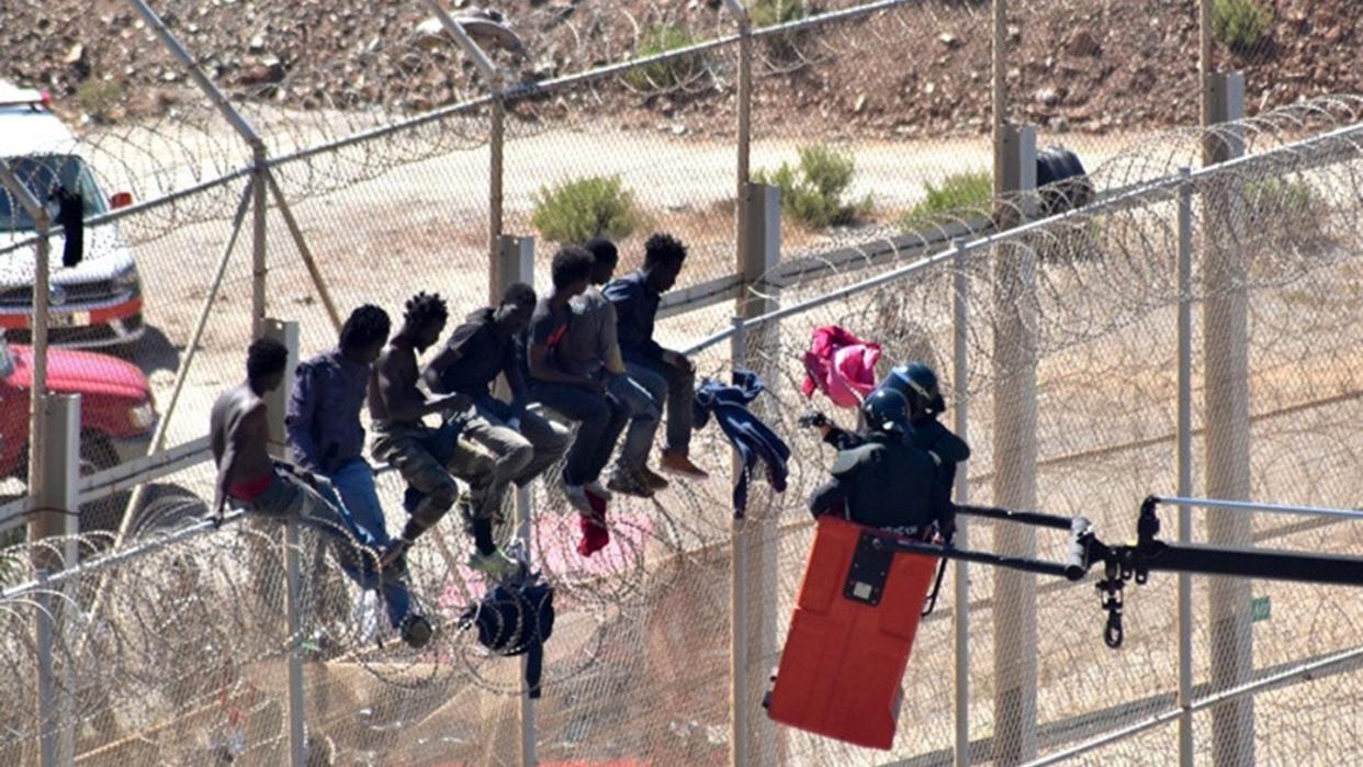 Ansturm auf Europa: Flüchtlinge auf dem Grenzzaun der spanischen Exklave Ceuta, die auf marokkanischem Gebiet liegt. Foto: Antonio Sempere/EFE/Archiv