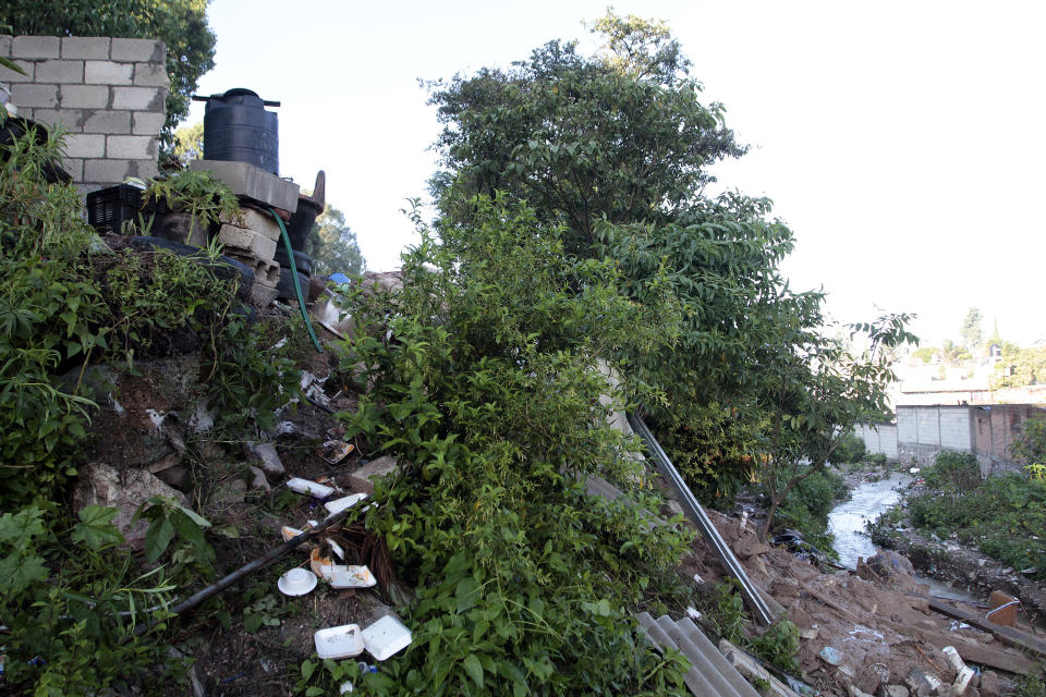 SANTO TOMÁS CHAUTLA, PUEBLA, 11JULIO2019.- Integrantes de una familia de Santo Tomas Chautla quedaron sepultados al desplomarse el techo de una vivienda por el desgajamiento del cerro debido a la fuerte lluvia del día de ayer. FOTO: MIREYA NOVO /CUARTOSCURO.COM