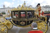 The President of Singapore Tony Tan leaves in a carriage with Britain's Queen Elizabeth after attending a ceremonial welcome at Horse Guards Parade in London October 21, 2014. The President and his wife will be guests of Queen Elizabeth during the first state visit of a Singapore President to Britain. REUTERS/Toby Melville (BRITAIN - Tags: POLITICS ROYALS ENTERTAINMENT)