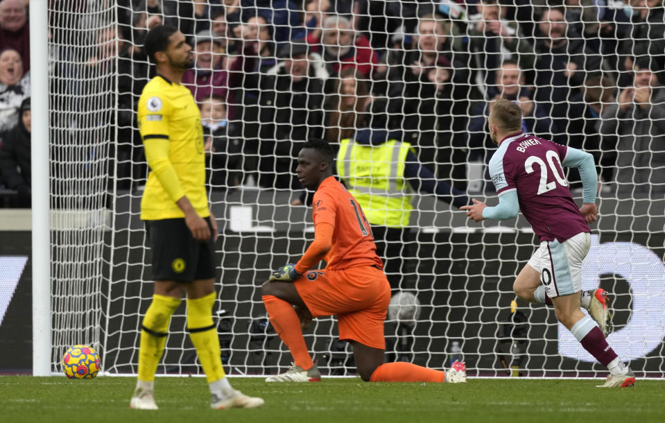 El jugador de West Ham Jarrod Bowen, derecha, anota el segundo gol de su equipo en un partido contra Chelsea en la Liga Premier inglesa el sábado, 4 de diciembre del 2021. (AP Foto/Alastair Grant)