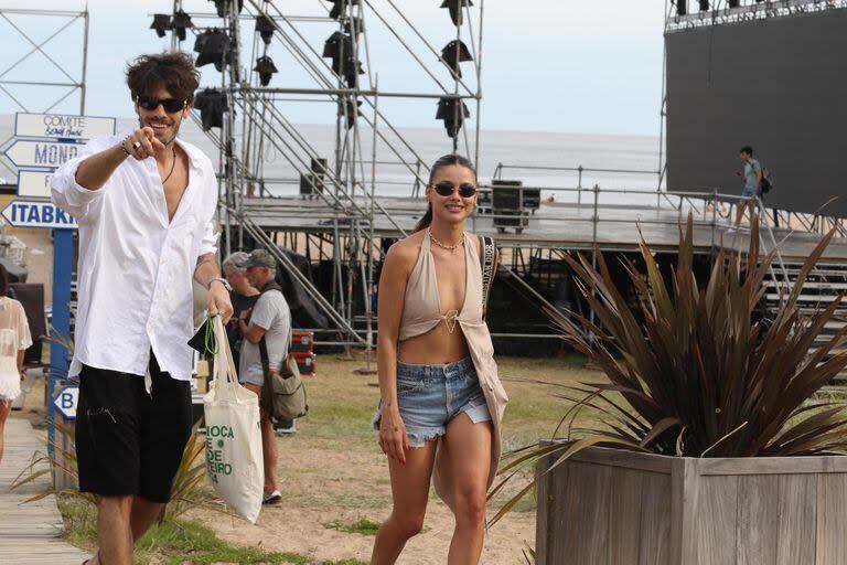 Punta del Este: del paseo playero de Vitto Saravia y Manu Desrets a la salida romántica de Bárbara Diez