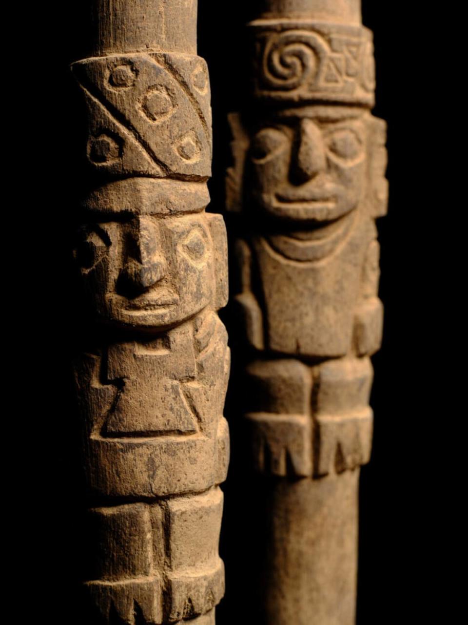 The team also found two wooden staffs with carved depictions of deities. /© M.Giersz, ed. K. Kowalewski