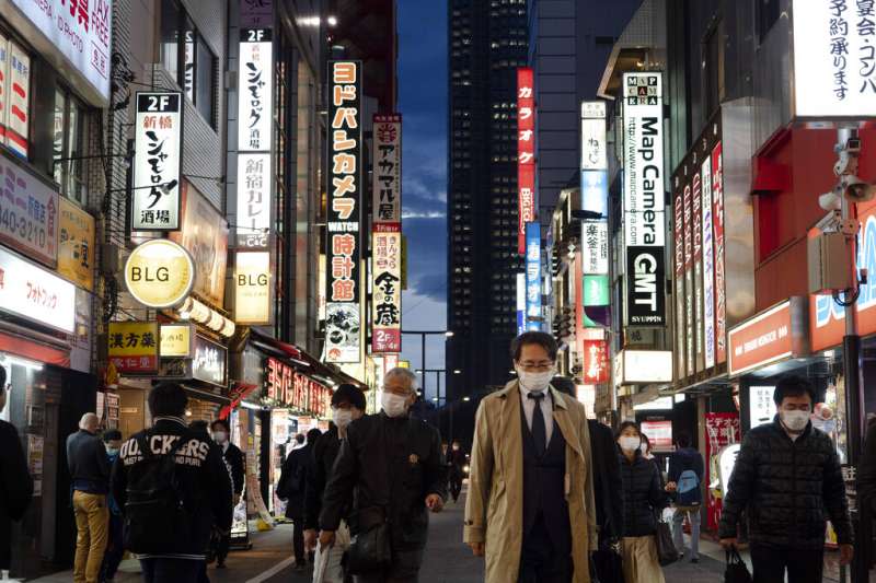 日本受新冠肺炎（武漢肺炎）衝擊，東京3月27日上街民眾多半戴著口罩。（AP）