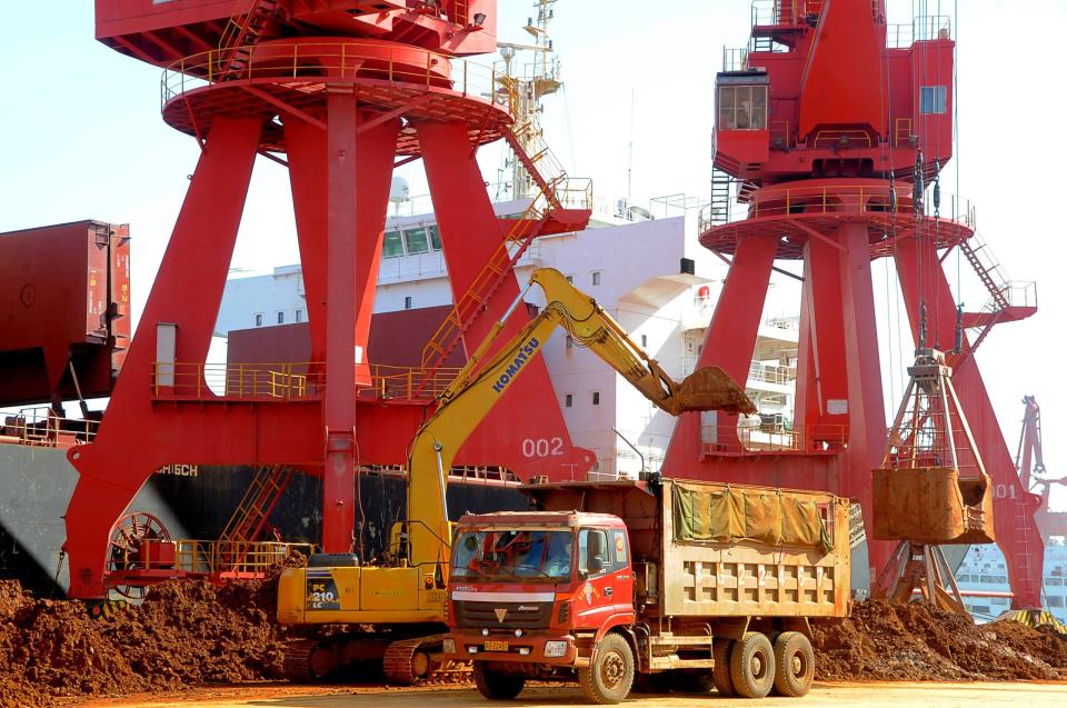 Ein Bagger lädt hier seltene Erden auf einen LKW an einem Kai im Hafen von Lianyungang in der Stadt Lianyungang, Provinz Jiangsu im Osten Chinas - Copyright: picture alliance / dpa | Wang Chun