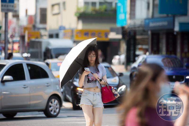 中南部4縣市亮黃色高溫燈號，中央氣象局提醒要慎防36度高溫以免熱傷害。（本刊資料照）