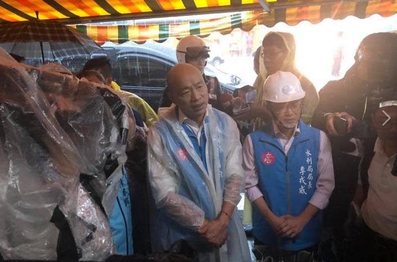高雄市長韓國瑜（中）針對日前淹水消退速度發言引來爭議，市府副發言人出面緩頰。（翻攝韓國瑜臉書）