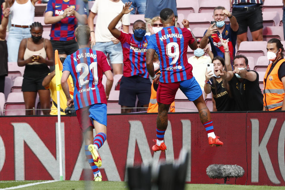 Memphis Depay celebra tras marcar el segundo gol del Barcelona en la victoria 2-1 ante Getafe por la Liga española, el domingo 29 de agosto de 2021. (AP Foto/Joan Monfort)