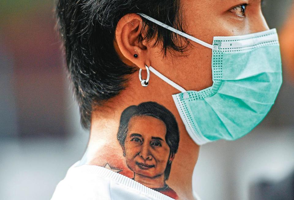 2月7日，一名緬甸公民在曼谷街頭，聲援反政變示威。這名緬甸公民的頸上刺著翁山蘇姬的頭像。