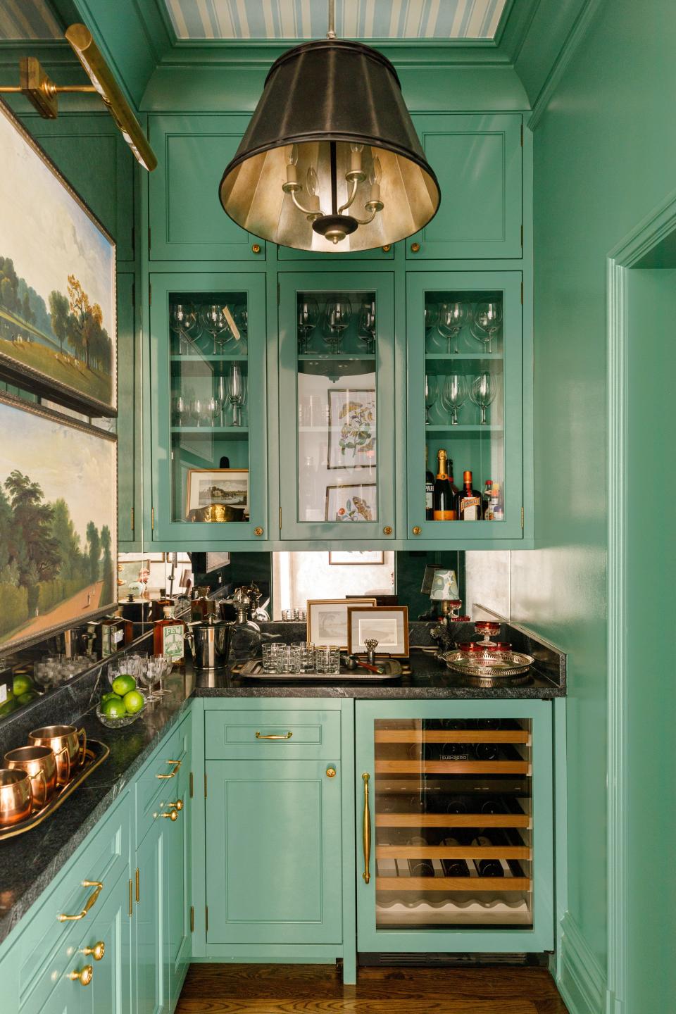 In a historic Brownstone in Chicago’s Lincoln Park, M + M Interior Design bathed the wet bar in a deep green.