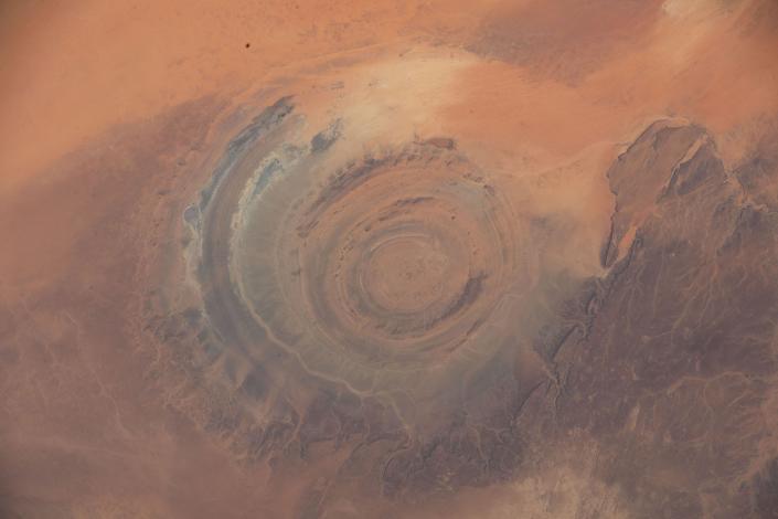 caractéristique du paysage de cercles concentriques dans le désert brun rouge