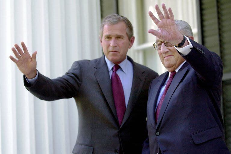 George W. Bush, entonces candidato a la presidencia, y Henry Kissinger, ex secretario de Estado durante la Guerra Fría, en julio de 2000 (Archivo) 
