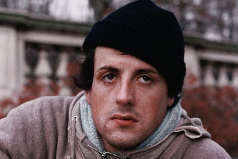 En Rocky, Sylvester Stallone da vida a un boxeador que triunfa contra las adversidades