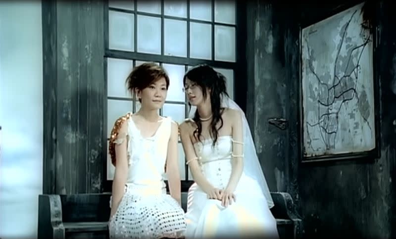 林宜萱曾在梁靜茹《瘦瘦的》MV穿著白紗亮相。（圖／翻攝自滾石唱片YouTube）