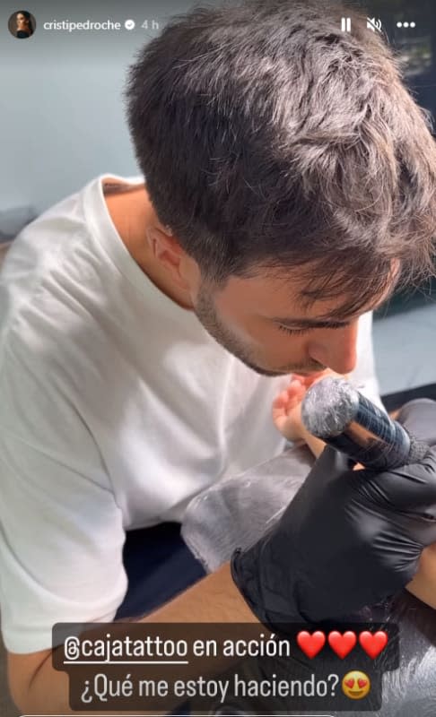 Cristina Pedroche haciéndose un tatuaje tras ser madre