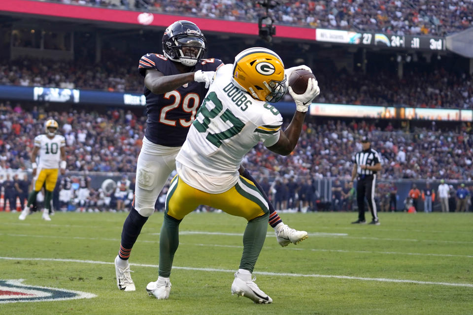 Romeo Doubs, receptor de los Packers de Green Bay, atrapa un pase de anotación del quarterback Jordan Love, mientras el cornerback de los Bears de Chicago Tyrique Stevenson intenta defender, durante la segunda mitad del juego de la NFL, el domingo 10 de septiembre de 2023, en Chicago. (AP Foto/Erin Hooley)