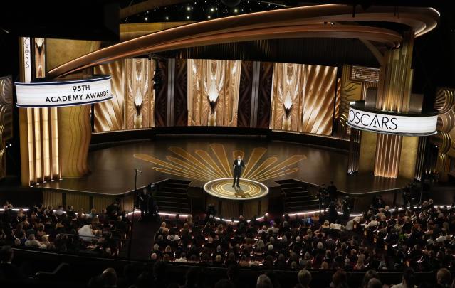 El maestro de ceremonias Jimmy Kimmel en los Oscar el domingo 12 de marzo de 2023 en el Teatro Dolby en Los Angeles. (Foto AP/Chris Pizzello)