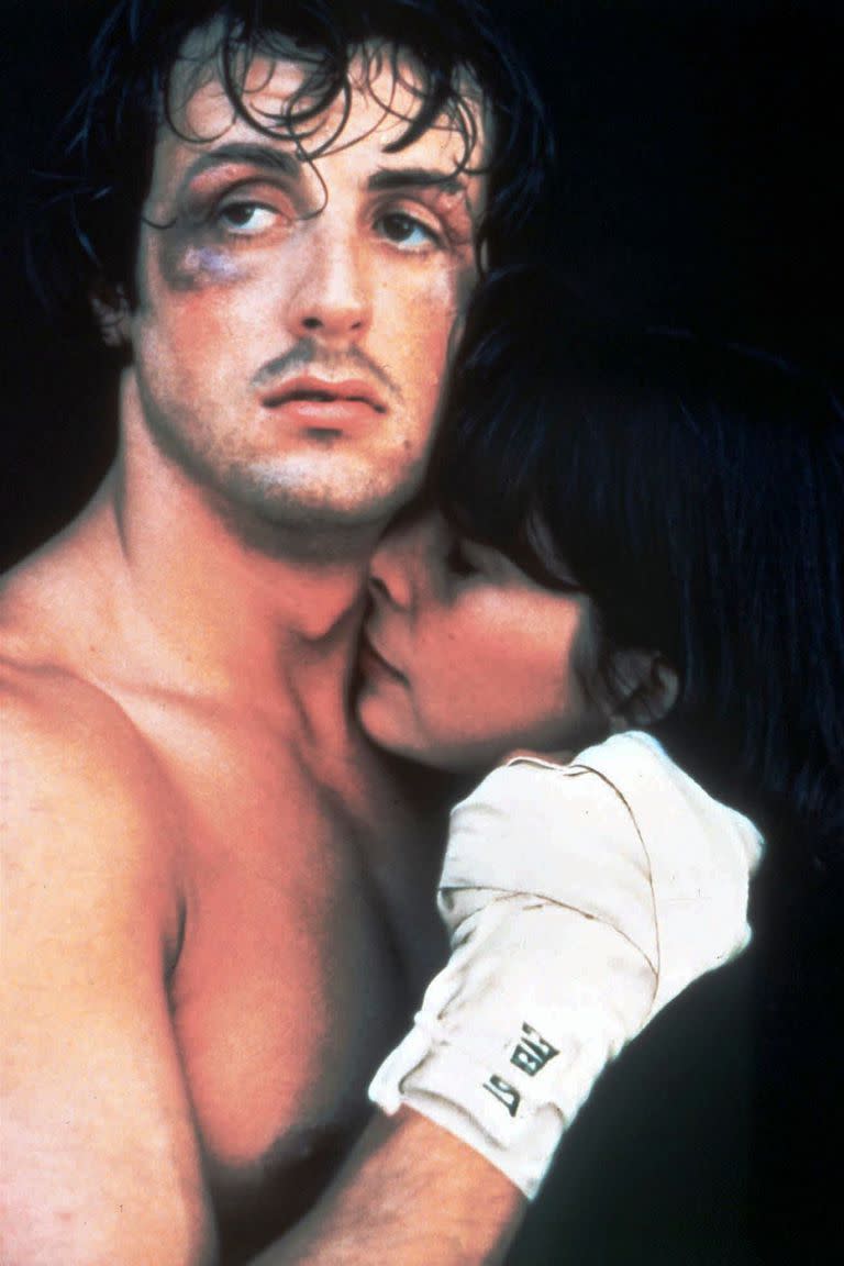 En esta foto de archivo de 1976 publicada originalmente por United Artists, Sylvester Stallone (izquierda) y Talia Shire se muestran en una escena de "Rocky".