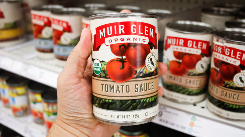 Person holding Muir Glen tomato sauce