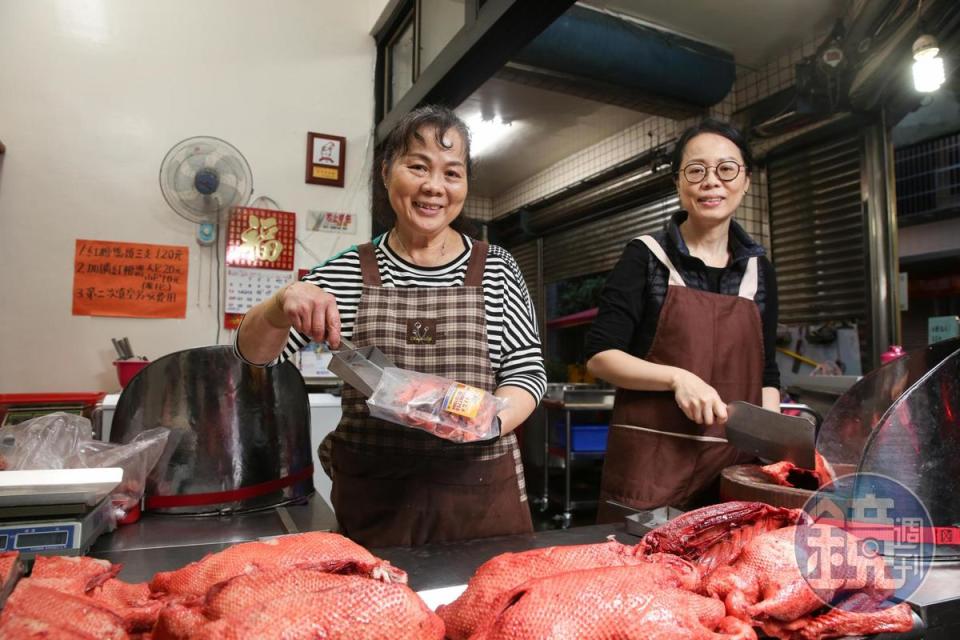 長女戴瑞瑩（右）是鄧淑姿的得力助手，5年前放下補教工作，返家幫忙母親剁肉製作。