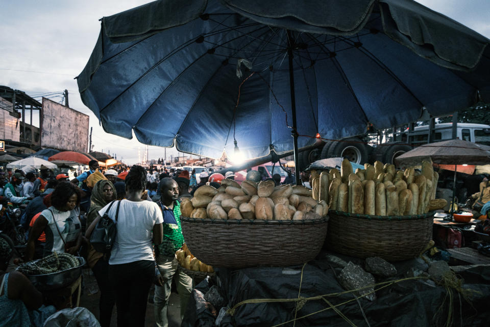 Un mercado de comida en Camerún, donde la inflación del precio de los alimentos está causando dificultades. (Tom Saater/The New York Times)