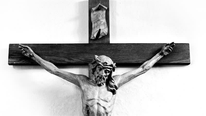 古羅馬的十字架刑罰，受刑時受盡折磨簡直十死無生，耶穌最後就是受到這種刑罰的折磨。（圖／翻攝自Pixabay）