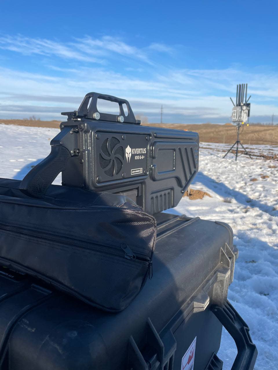 A portable anti-drone gun, used mainly against reconnaissance drones, such as Mavic, Autel, the Russian Orlan-10. The radius of suppression of UAV is 1-3 kilometers, depending on the configuration. (Photo provided by Kvertus)