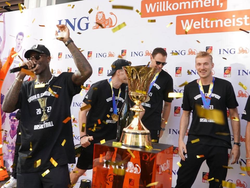 Dennis Schröder und Co. lassen sich feiern. (Bild: IMAGO/Schüler)