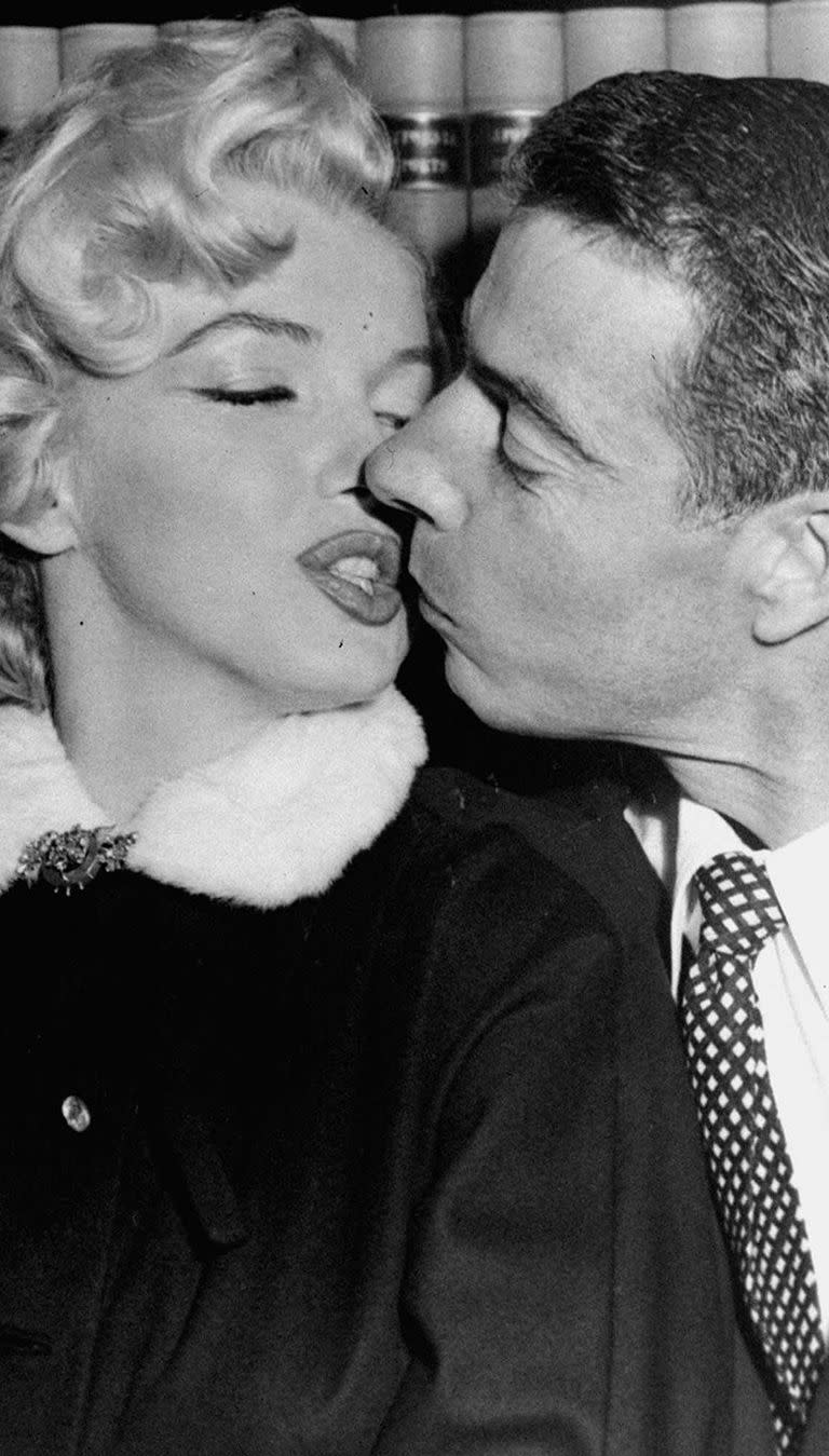 Monroe junto a Joe DiMaggio, minutos antes de contraer matrimonio, el 14 de noviembre de 1954, en San Francisco