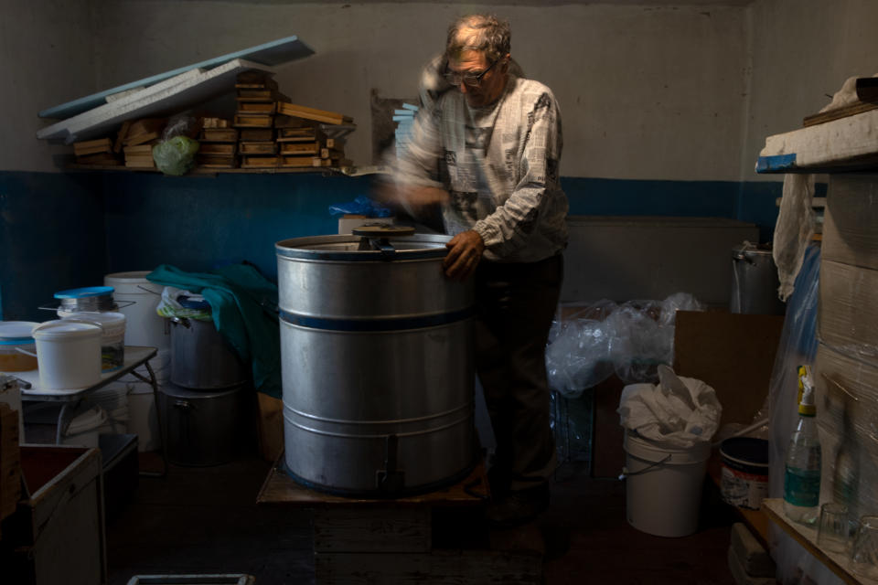 Petro Fedorovych, apicultor, atiende a sus abejas en Bohdanivka, Ucrania, el 30 de agosto de 2022. (Tyler Hicks/The New York Times)