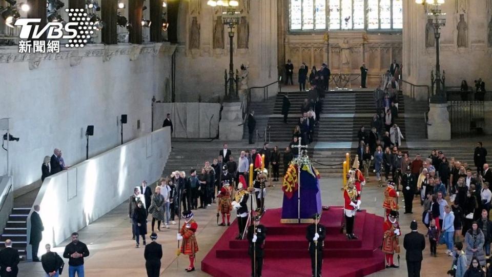 大批民眾排隊前往西敏廳（Westminster Hall），瞻仰日前逝世的英國女王伊麗莎白二世（Queen Elizabeth II）。（圖／達志影像美聯社）