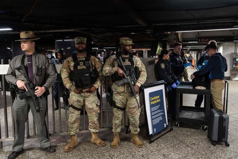 La Policía Estatal de Nueva York, el MTAPD y la Guardia Nacional de Nueva York patrullan y realizan inspecciones de bolsos en la Estación Grand Central 