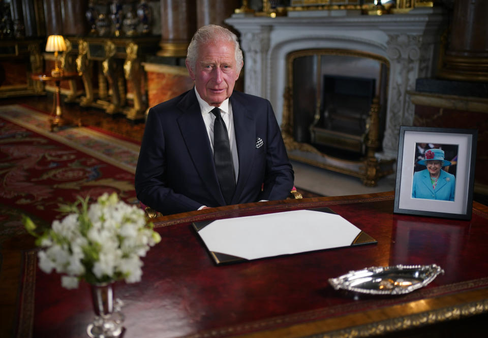 Der britische König Charles III. hält nach dem Tod von Königin Elisabeth II. im Buckingham Palace seine erste Ansprache an die Nation und das Commonwealth (Foto: Yui Mok/PA Wire/dpa)