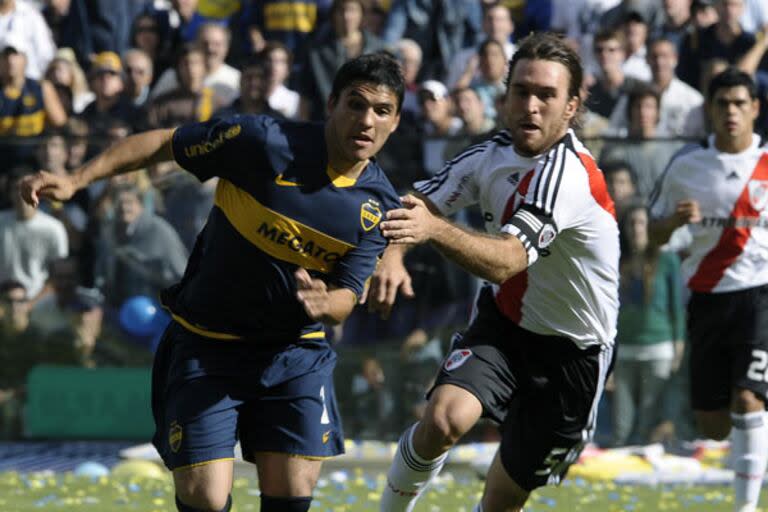 Oscar Ahumada jugando para River, como capitán, en un clásico frente a Boca, en la Bombonera