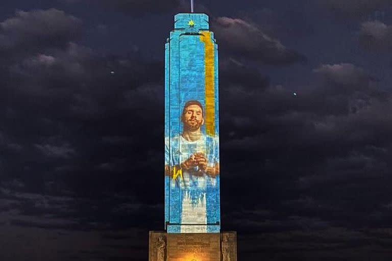 El monumento a la Bandera, en Rosario, con una imagen de Messi proyectada sobre su superficie