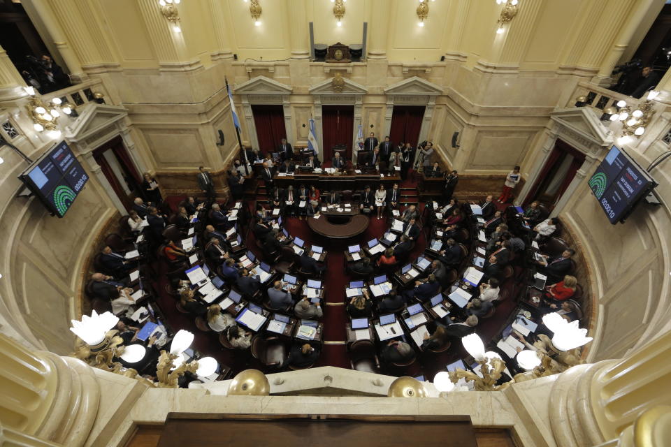 Los senadores argentinos debaten el proyecto de presupuesto de 2019 que contempla una reducción del déficit exigida por el Fondo Monetario Internacional, el miércoles 14 de noviembre del 2018 en la capital argentina. (AP Foto /Sebastian Pani)