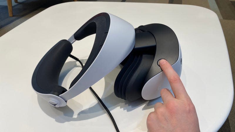 The button needed to slide out the PSVR 2 headset from its strap