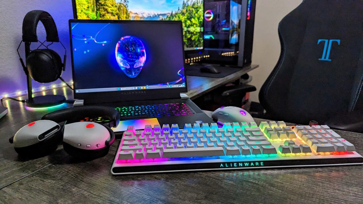  Image of an entire family of Alienware products on a desk. 