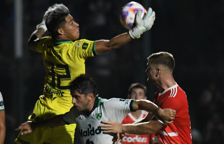 Escena del partido que disputan Sarmiento y River Plate