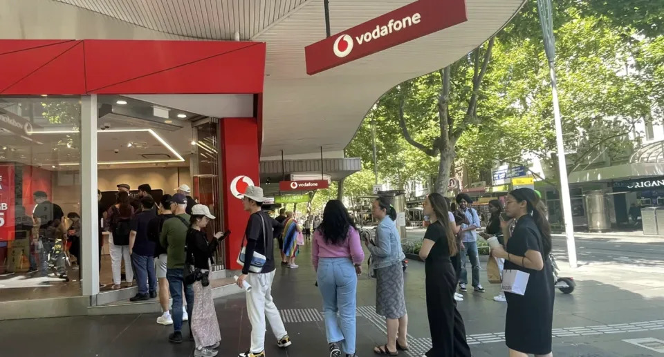 Optus outage causes customers to stand in line to get a new sim at Vodafone