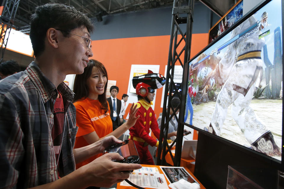 CHIBA, JAPAN - SEPTEMBER 20: An attendee (L) plays Namco Bandai Games Inc.'s 'Tekken' with Nintendo Co.'s Wii U video game console during the Tokyo Game Show 2012 at Makuhari Messe on September 20, 2012 in Chiba, Japan. The annual video game expo, which is held from September 20 to 23, attracts thousands of business visitors and the general public with exhibitions of the upcoming game software and latest hardware. (Photo by Kiyoshi Ota/Getty Images)