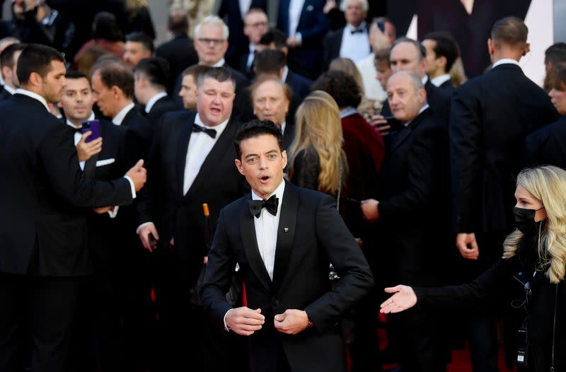 El miembro del reparto Rami Malek reacciona durante el estreno mundial de la nueva película de James Bond "No Time To Die" en el Royal Albert Hall de Londres, Gran Bretaña.