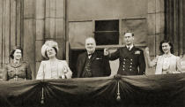 <p>Princess Elizabeth, far left, her mother the Queen, prime minister Winston Churchill, centre, King George VI and Princess Margaret, wave from the balcony of Buckingham Palace on VE Day, 8 May 1945. (Getty Images)</p> 